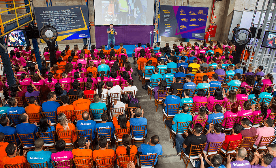 Reunião interna da Netshoes, empresa referência em Employer Branding