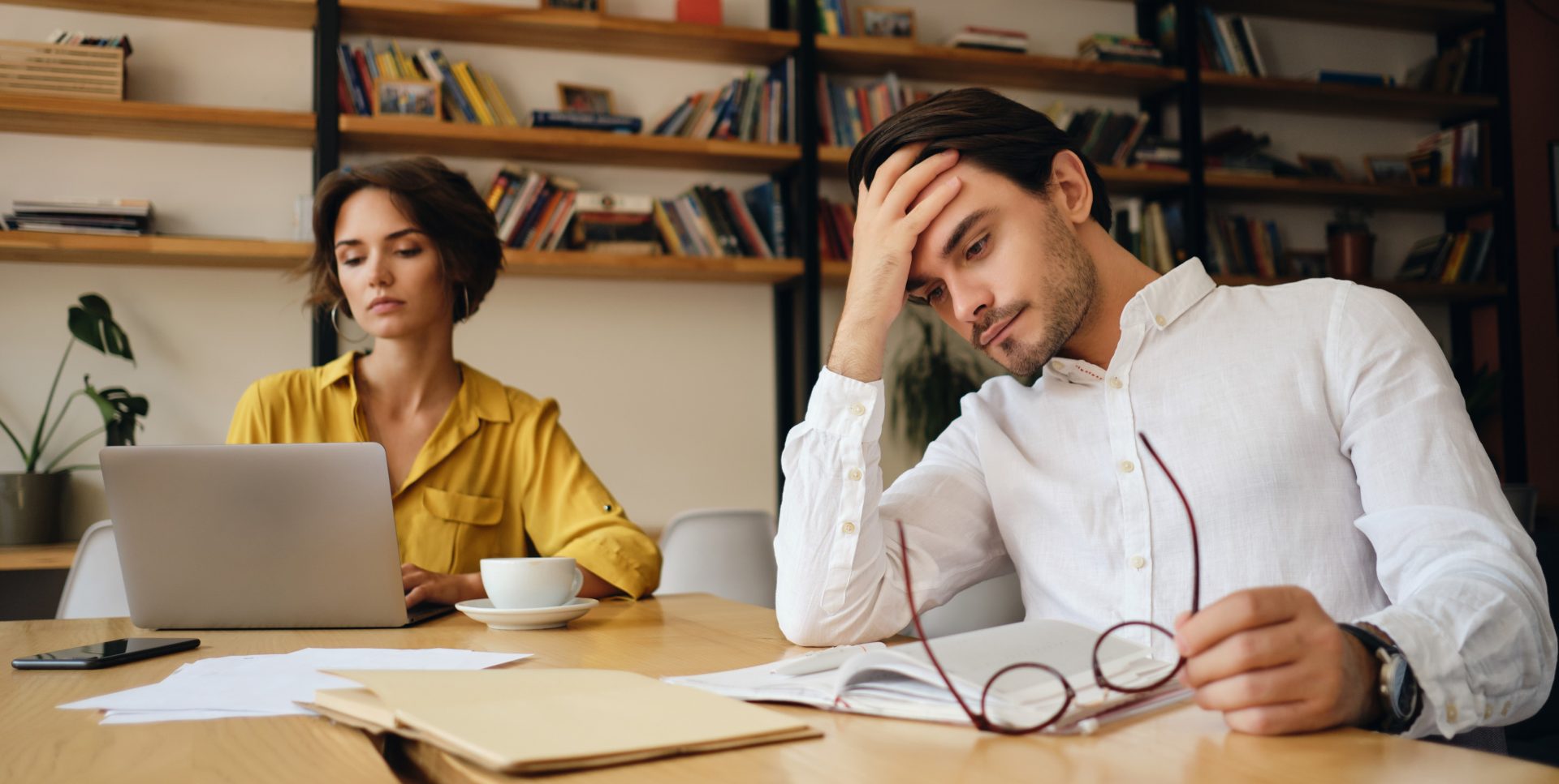 dois colegas de trabalho em conflito